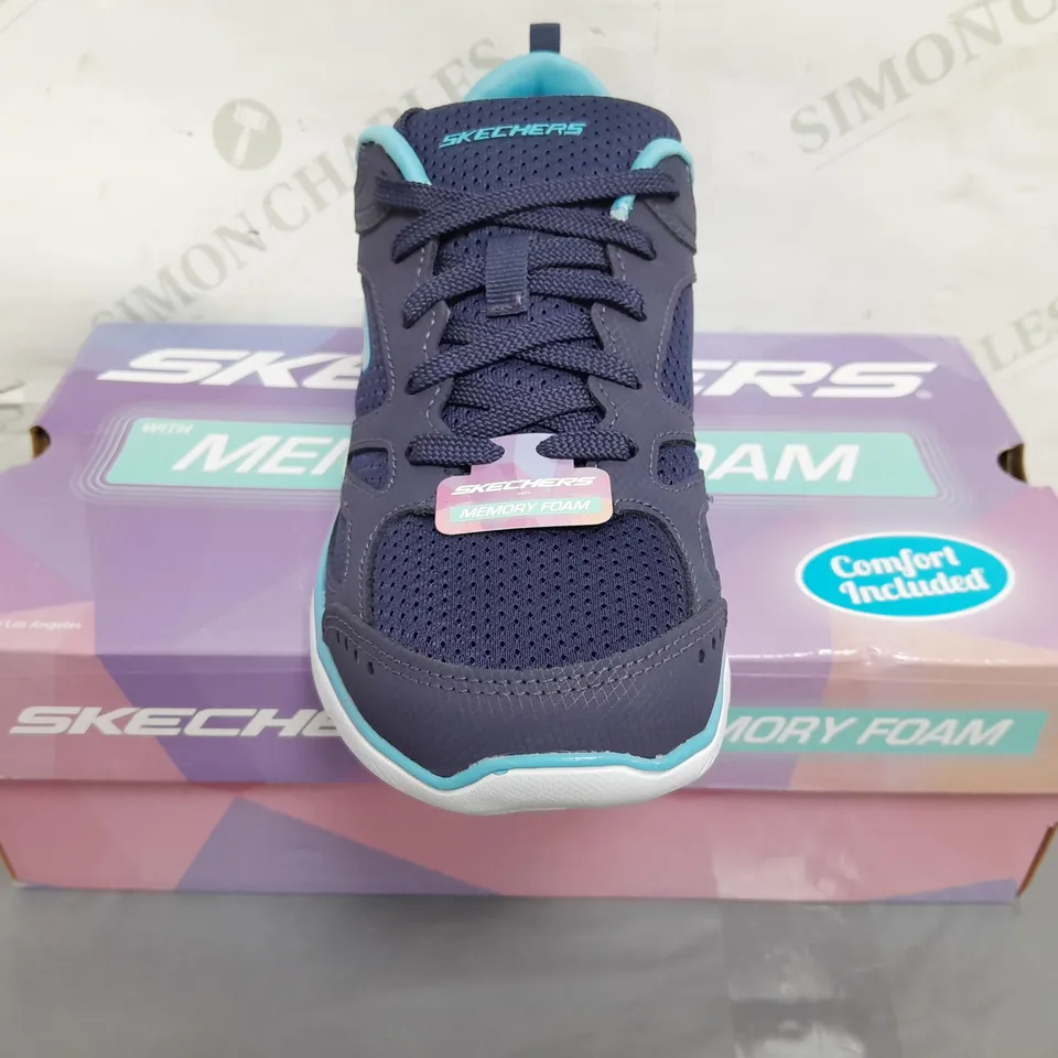 BOXED PAIR OF SKECHERS MEMORY FOAM TRAINERS IN NAVY UK SIZE 6