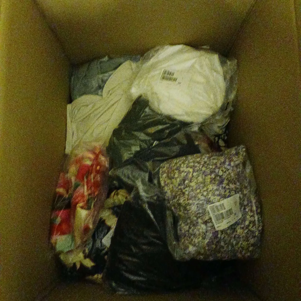 APPROXIMATELY 20 LADIES CLOTHING ITEMS TO INCLUDE JACKETS, DRESSES AND TOPS