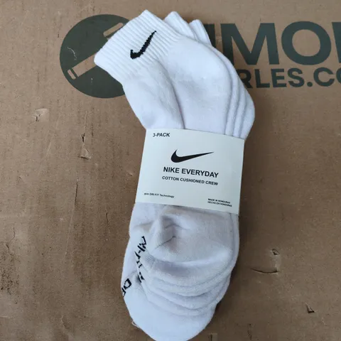 NIKE EVERYDAY COTTON CUSHIONED CREW SOCKS 3-PACK IN WHITE - MEDIUM