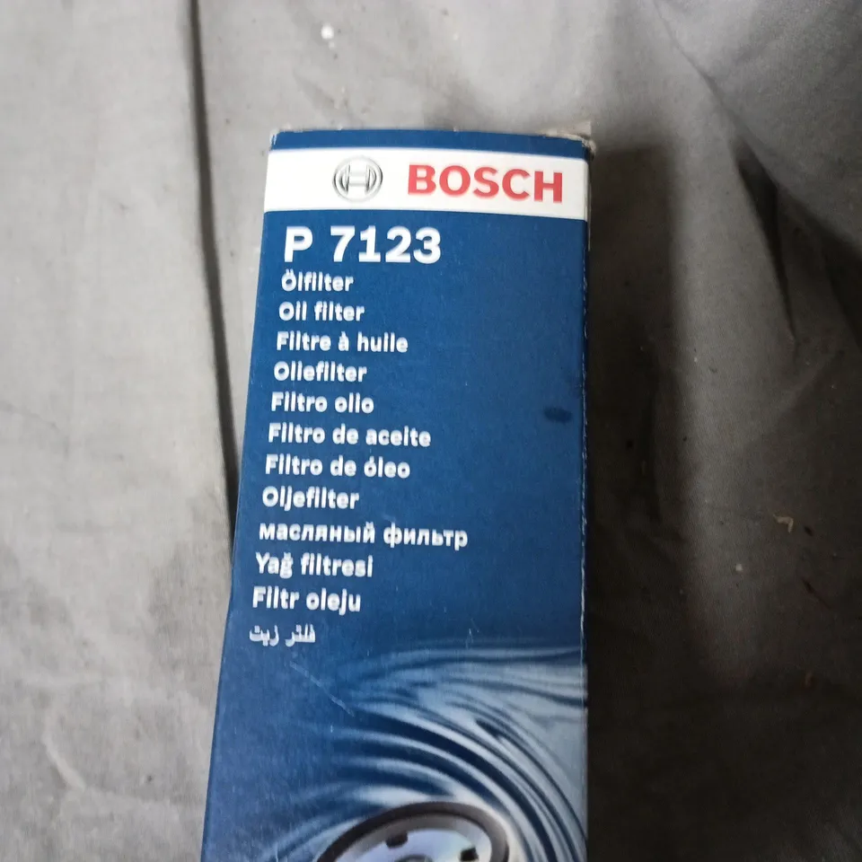 BOX OF APPROXIMATELY 6 ASSORTED AUTOMOTIVE ITEMS INCLUDING BOSCH OIL FILTER AND TREAD AHEAD
