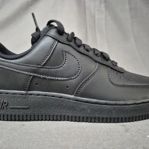 BOXED PAIR OF NIKE WOMEN'S AIR FORCE 1 '07 SHOES IN BLACK UK SIZE 4.5