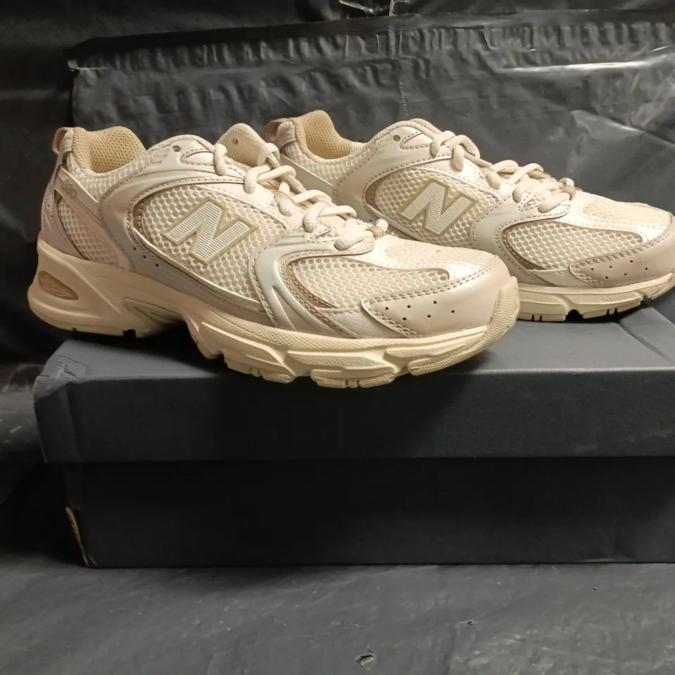 BOXED PAIR OF NEW BALANCE 530 TRAINERS IN SAND SIZE UK 5.5