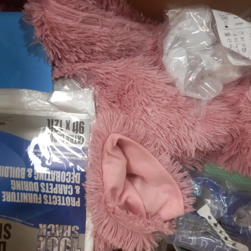BOX OF APPROXIMATELY 20 ASSORTED HOUSEHOLD ITEMS TO INCLUDE BECO CUTE & CUDDLY SOFT TOY, RETRACTABLE DOG LEASH, VOILE PANEL, ETC