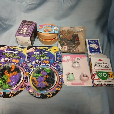 LARGE QUANTITY OF ASSORTED TOYS AND ACCESSORIES TO INCLUDE; FRIGHTZONE STICKY SPIDER WALL WALKERS, THEORY TEST EXPERTS FLASH REVISION CARDS, PLAYING CARDS AND SCRIBBLE POP SHOP 3D ERASERS