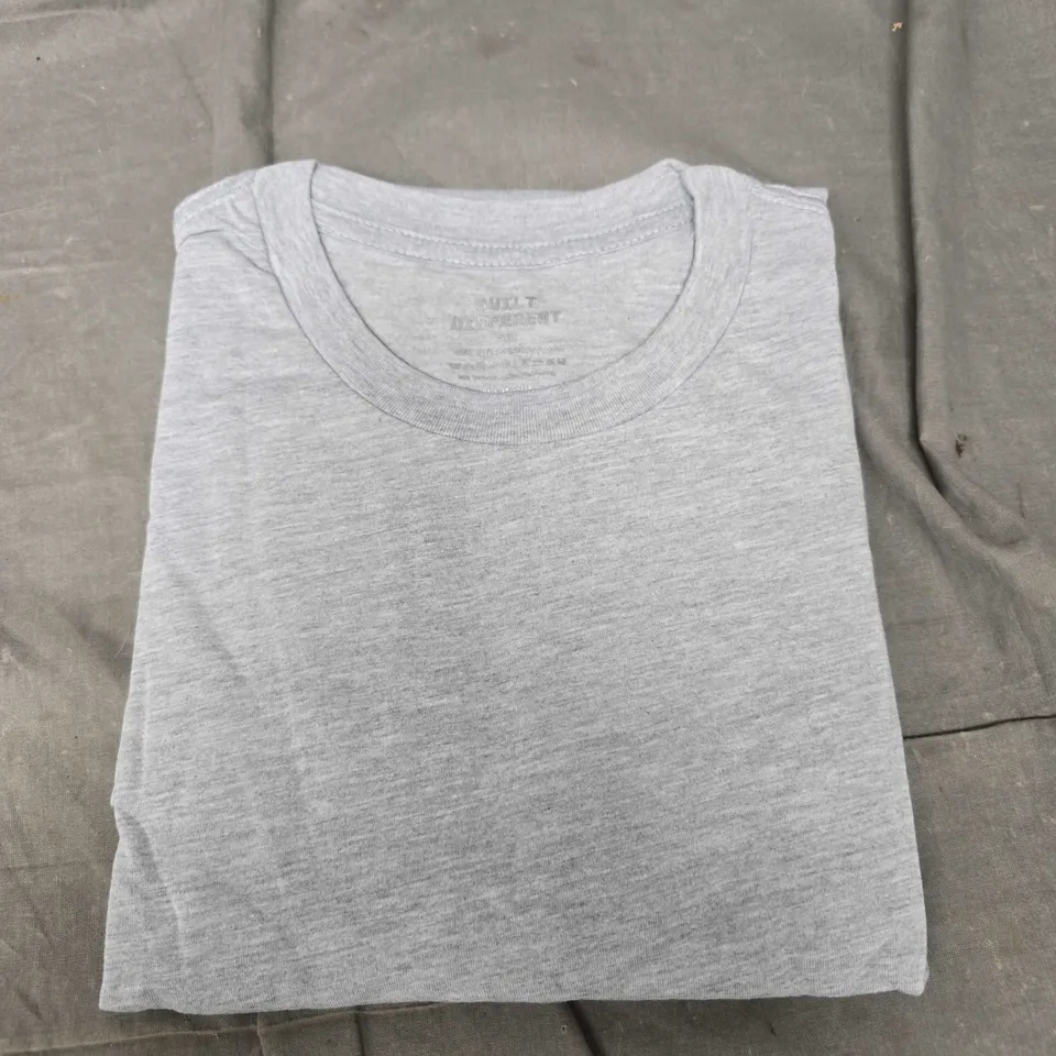 BUILT DIFFERENT CREW T-SHIRT IN GREY - 2XL