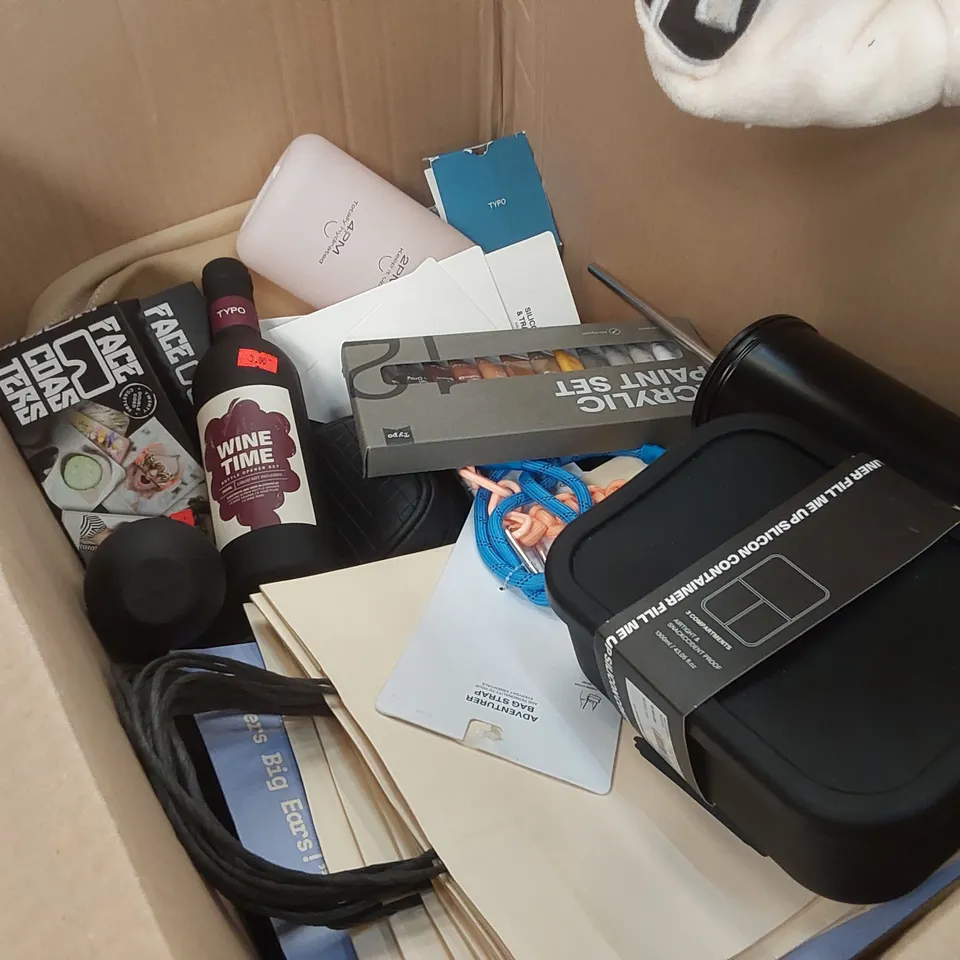 PALLET CONTAINING A WIDE RANGE OF BRAND NEW PRODUCTS TO INCLUDE ITEMS SUCH AS: CLOTHES, SCENTED CANDLES, PILLOWS, GREETING CARDS, WATER BOTTLES ECT
