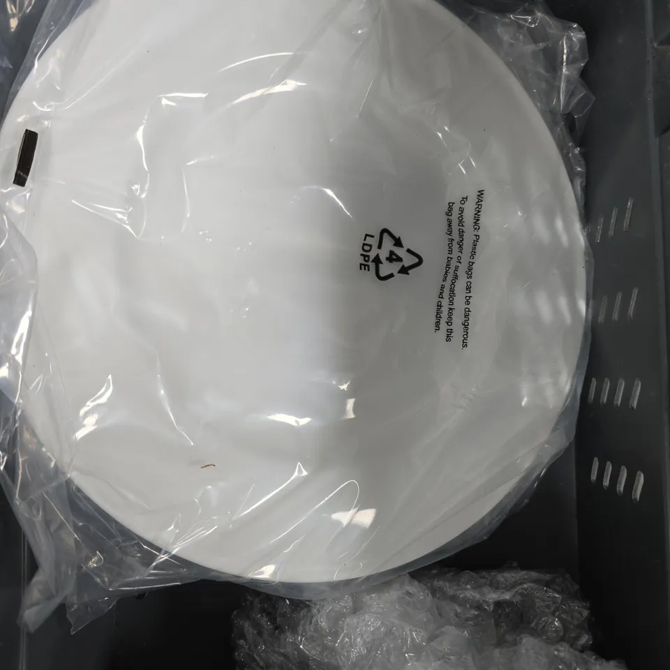 APPROXIMATELY 7 ASSORTED HOUSEHOLD PRODUCTS TO INCLUDE SNACK BOWLS, MUGS ETC 