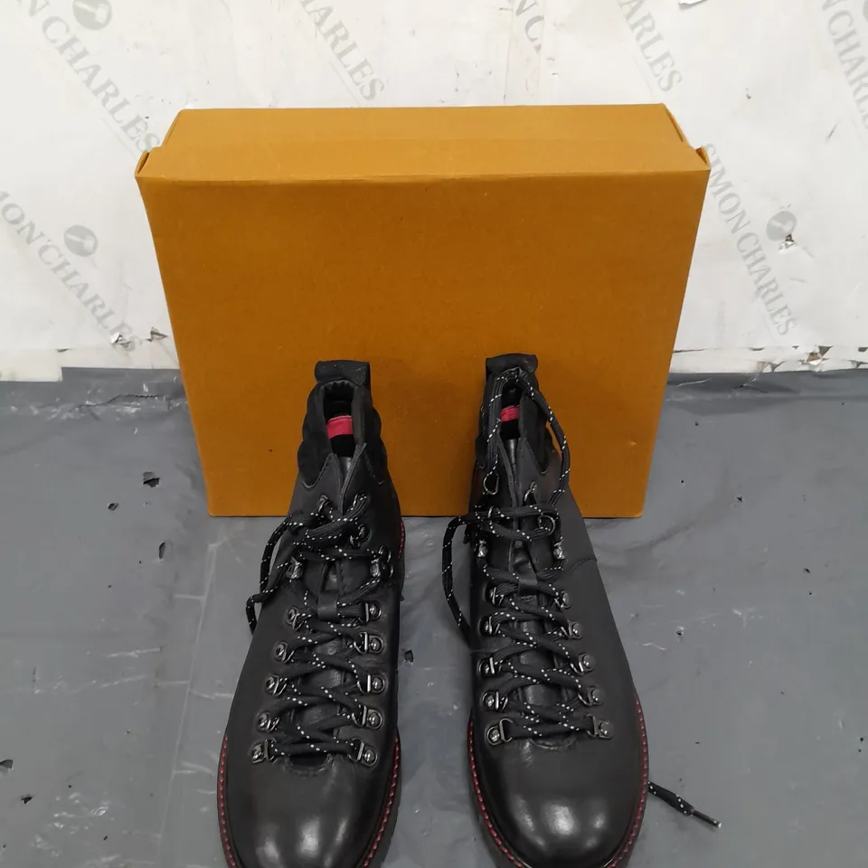 BOXED PAIR OF WHITE STUFF BLACK LEATHER BOOTS SIZE 7 
