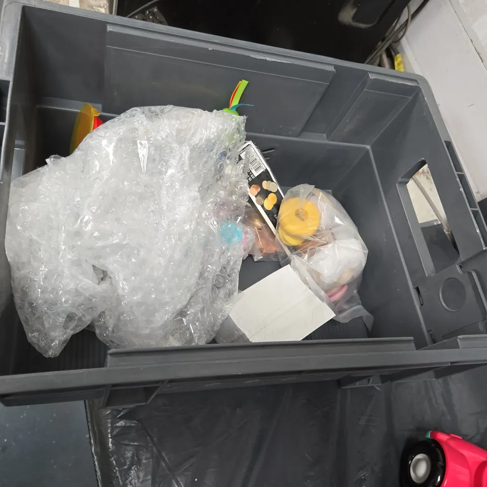TOTE OF ASSORTED TOYS AND ACCESSORIES TO INCLUDE; METAL COIN SET, BUILD  N POP AND WHIZZ WORLD