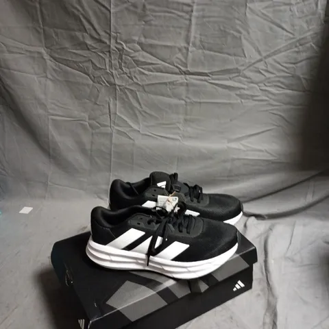 ADIDAS GALAXY 7 M TRAINERS – BLACK/WHITE, UK 8