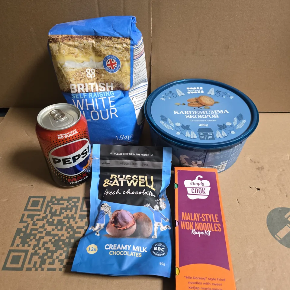 APPROXIMATELY 10 ASSORTED FOOD/DRINK PRODUCTS TO INCLUDE WHITE FLOUR, NOODLE RECIPE KIT, CARDAMON COOKIES ETC 