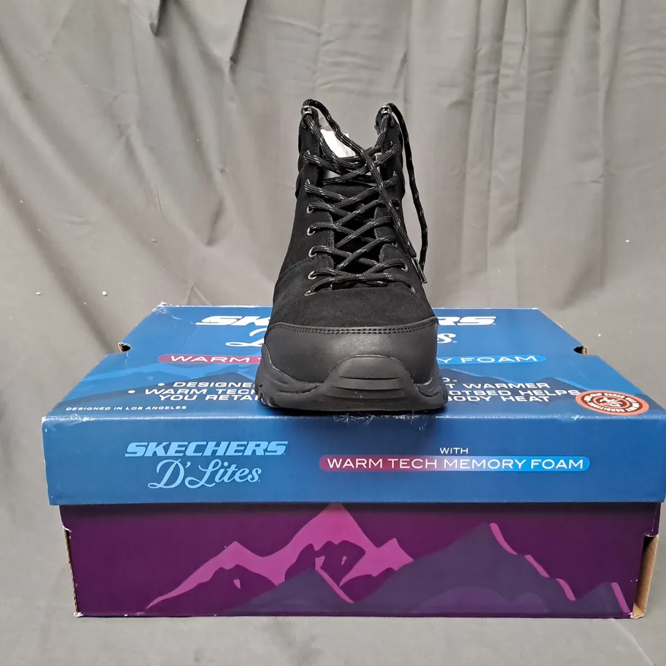 BOXED PAIR OF SKETCHERS D'LITES SATIN COLLAR LACE UP BOOTS IN BLACK SIZE 8