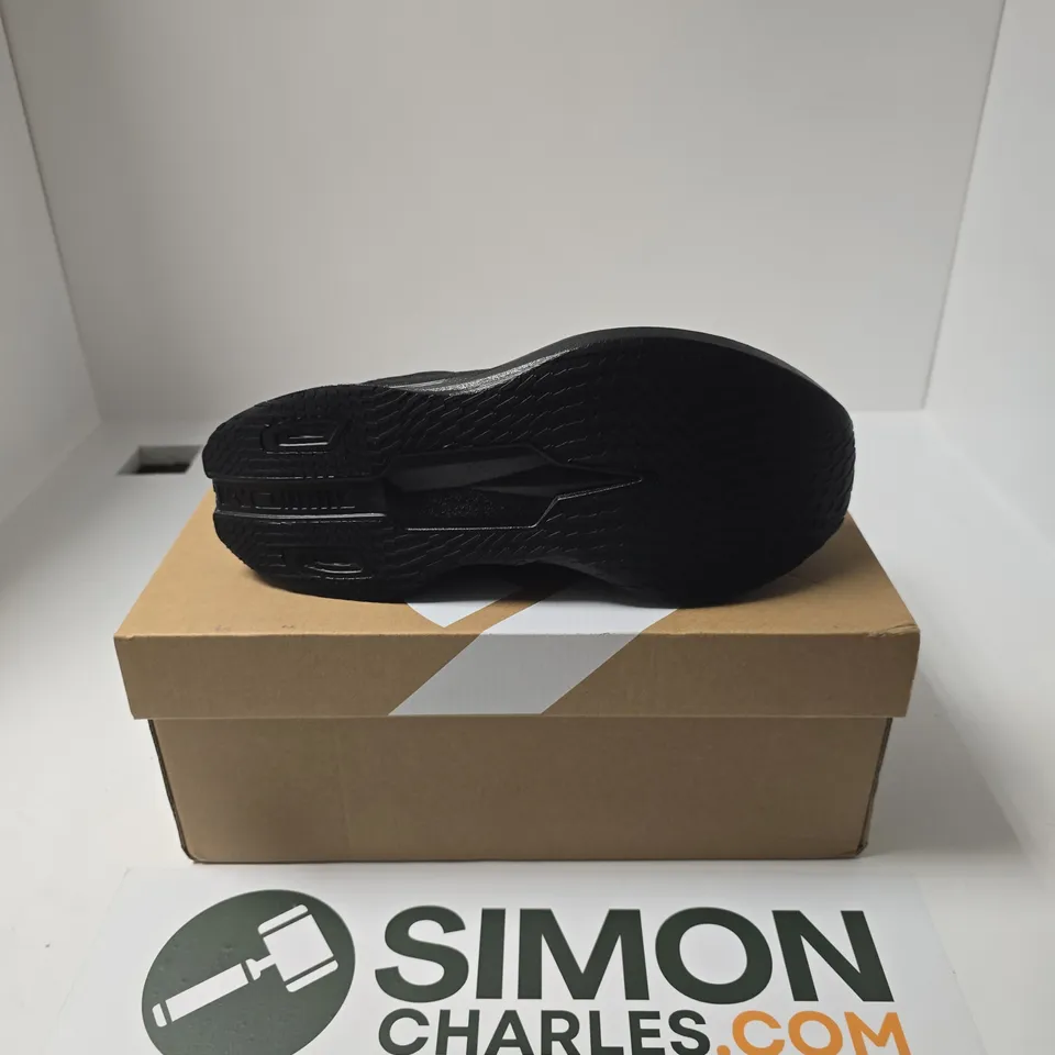 BOXED PAIR OF DYNAFISH LACE TRAINERS IN BLACK - UK 10