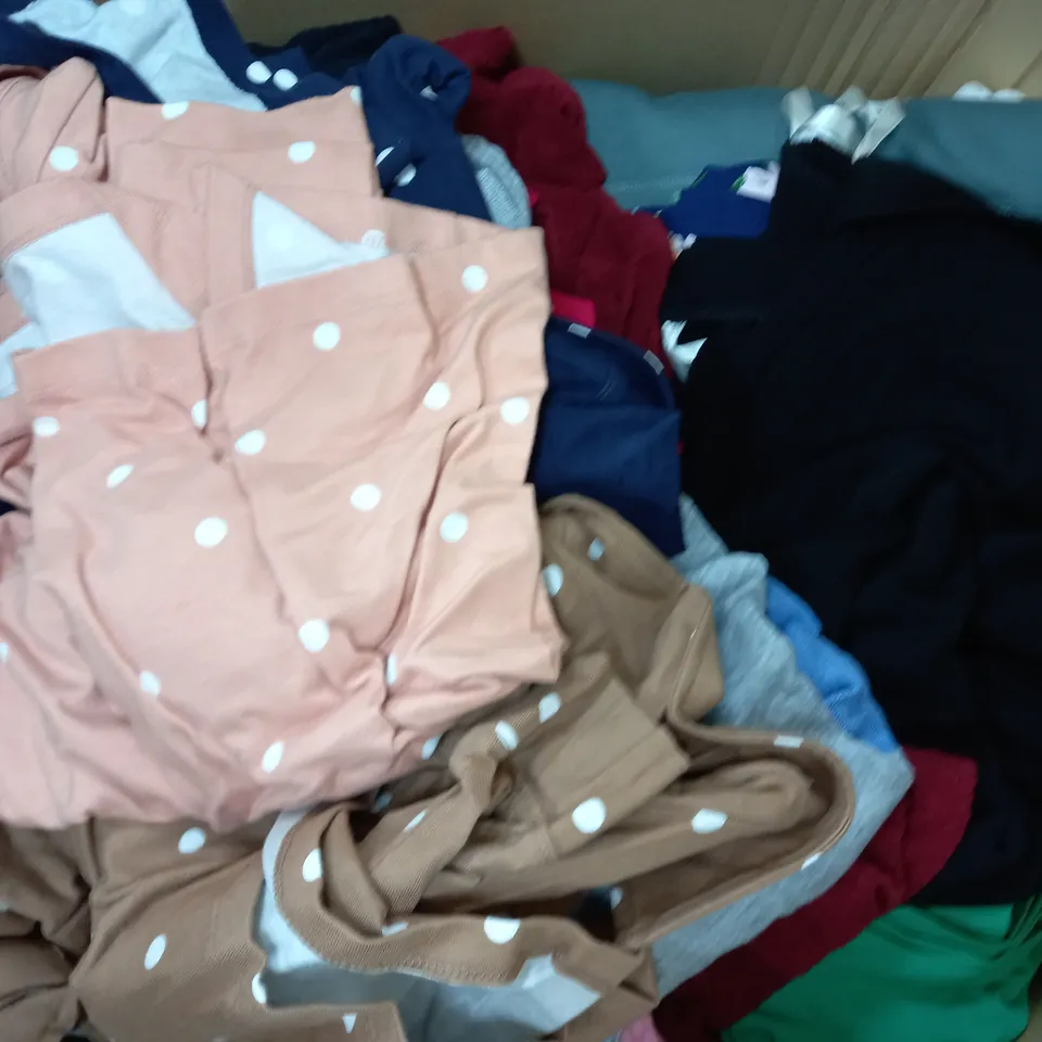 BOX OF APPROX 20 ASSORTED CLOTHING ITEMS TO INCLUDE - JUMPERS - TOPS - TROUSERS