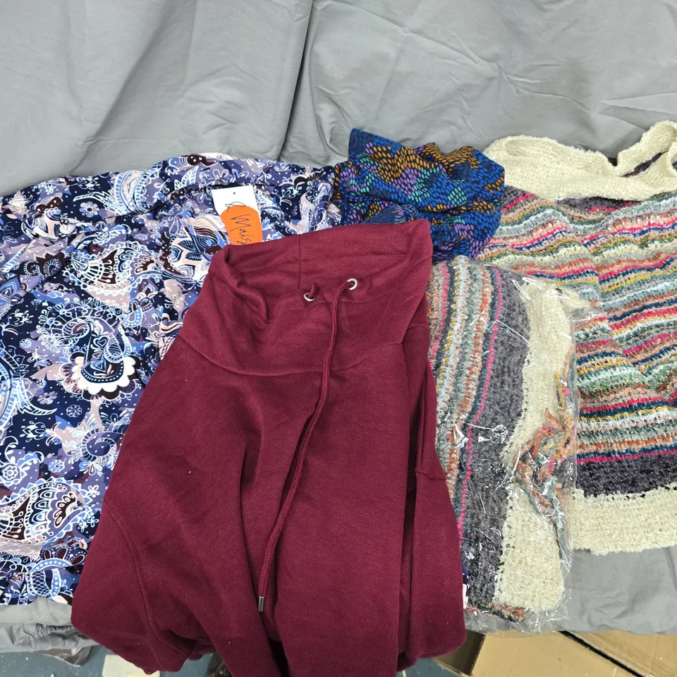 APPROXIMATELY 20 ASSORTED CLOTHING ITEMS TO INCLUDE PONCHO, TOPS, JUMPER, ETC