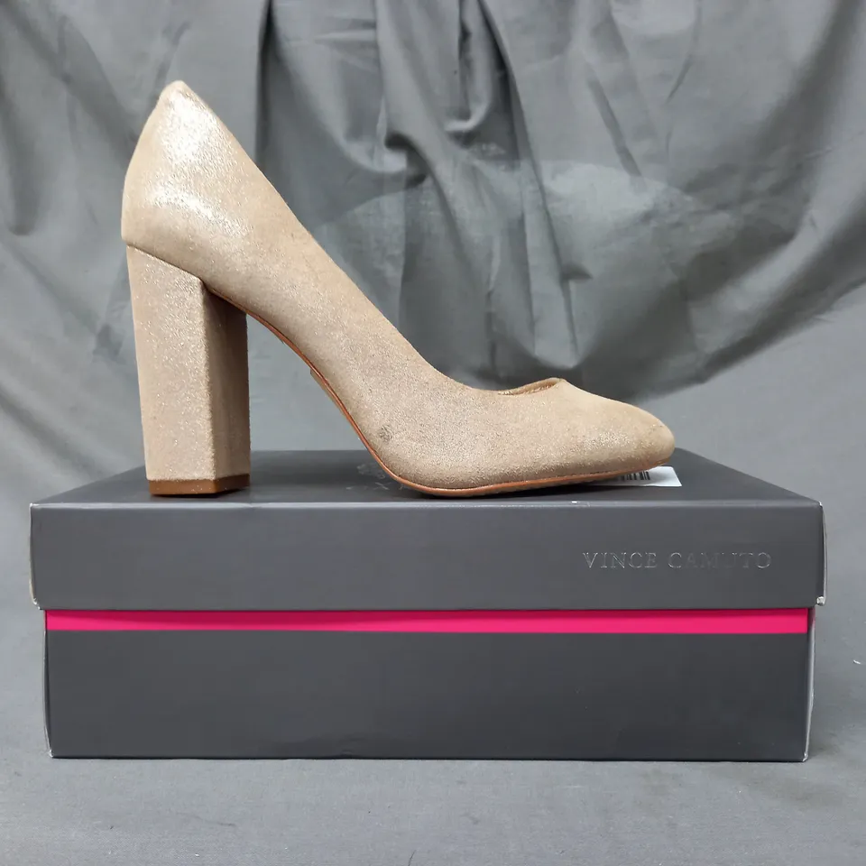 BOXED PAIR OF VINCE CAMUTO CLOSED TOE BLOCK HEEL SHOES IN BEIGE W. GLITTER EFFECT EU SIZE 37