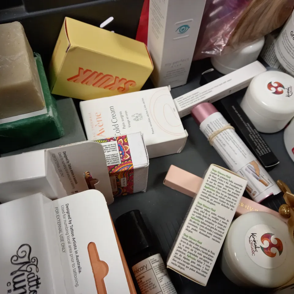 ASSORTED HEALTH AND BEAUTY ITEMS APPROX. 25 ITEMS