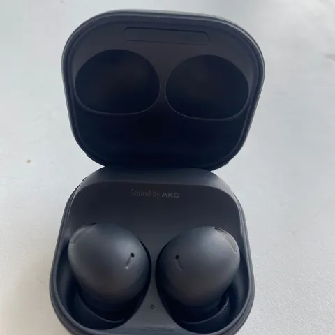 PAIR OF SAMSUNG EARBUDS WITH CHARGING CASE 