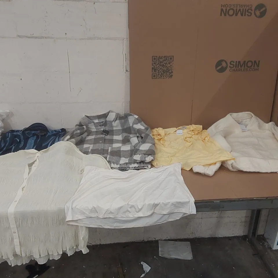 PALLET CONTAINING APPROXIMATELY 850x BRAND NEW ASSORTED DESIGNER CLOTHING ITEMS