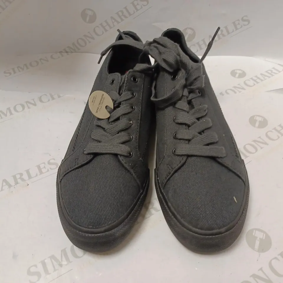 LEVI'S LACE-UP CANVAS SHOES IN BLACK - SIZE 9