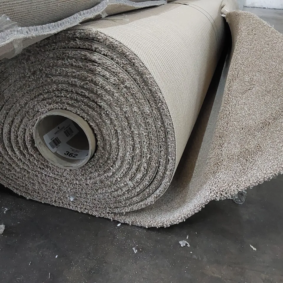 ROLL OF QUALITY INGLEWOOD SAXONY CARPET // SIZE: APPROXIMATELY 9 X 4m