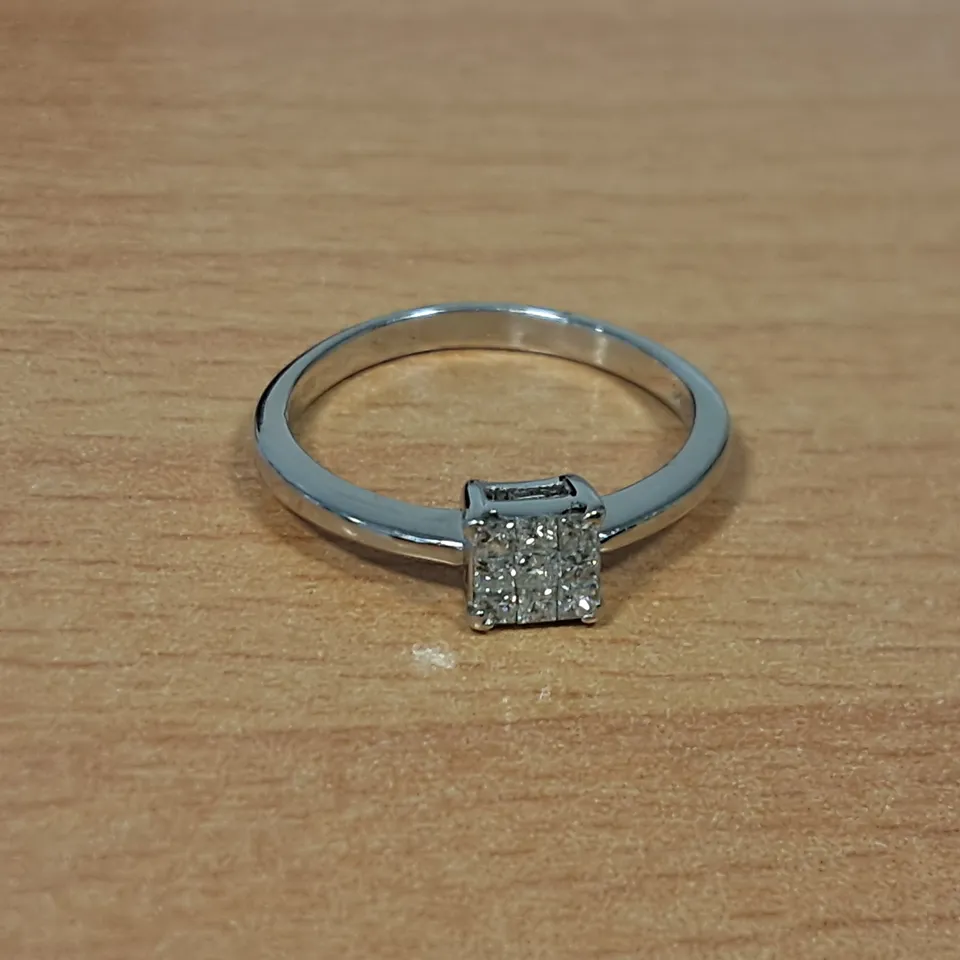 18CT WHITE GOLD RING SET WITH PRINCESS CUT DIAMOND