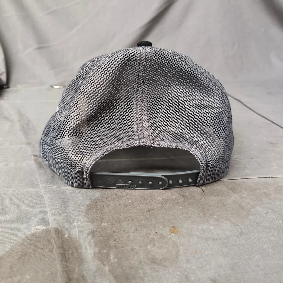 TRAP PAKZ EXOTICS SNAPBACK CAP – BLACK FRONT, GREY MESH BACK