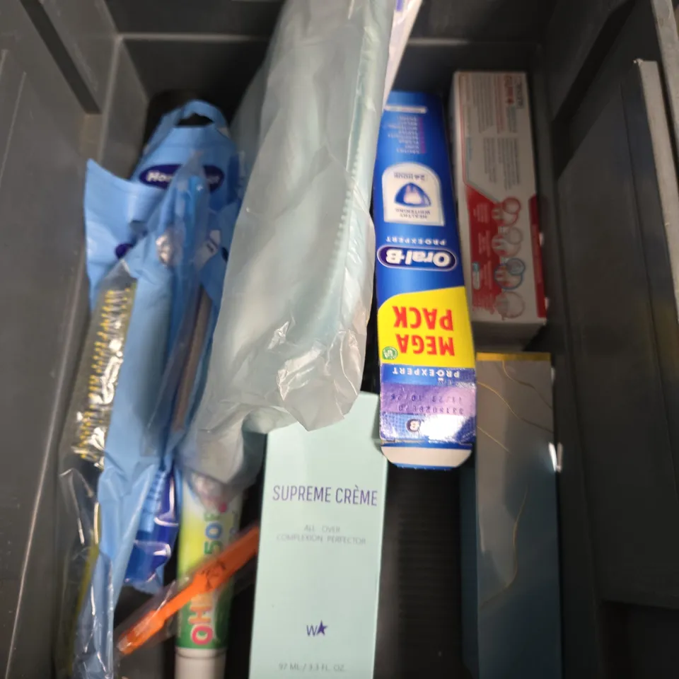 APPROXIMATEY 20 ASSORTED HEALTH AND BEAUTY PRODUCTS TO INCLUDE - SUNKISSED EYESHADOW - KIKO 3D HYDRA LIPGLOSSS - SONS STRENGTHENING SHAMPOO - ETC