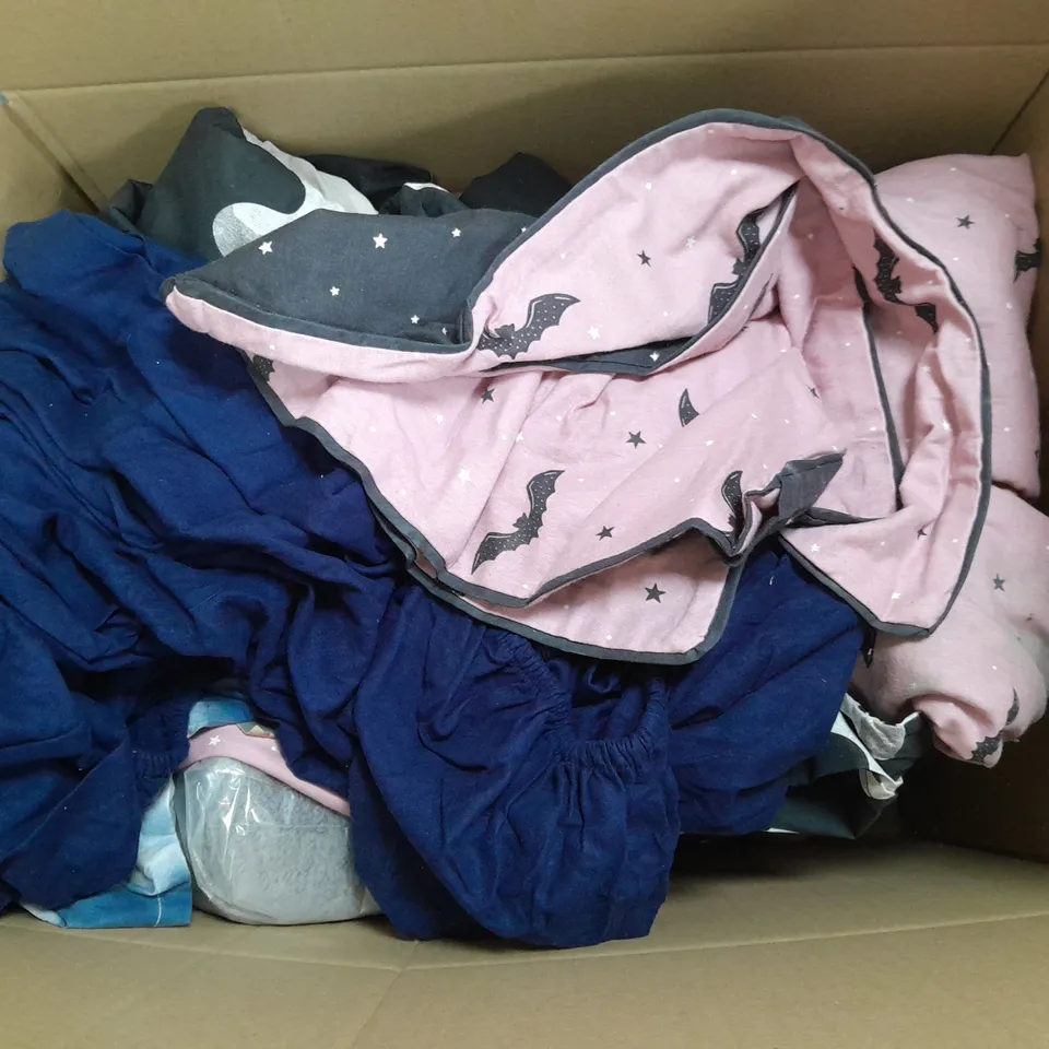 APPROXIMATELY 8 ASSORTED HOUSEHOLD ITEMS TO INCLUDE VARIOUS BEDDING IN VARIOUS SIZES AND STYLES