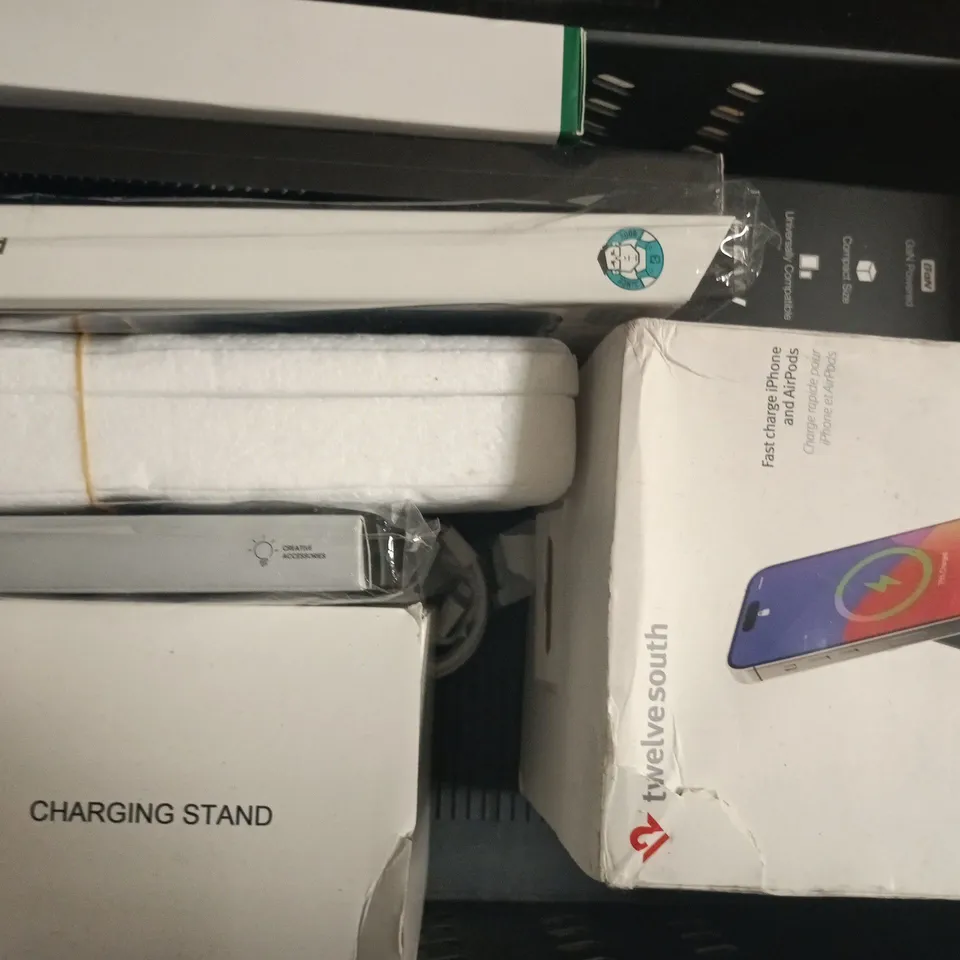 APPROXIMATELY 10 ASSORTED HOUSEHOLD ITEMS TO INCLUDE PHONE SCREEN, GOODMANS POWER BANK, ETC