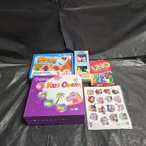 APPROXIMATELY 10 ASSORTED TOYS & GAMES PRODUCTS TO INCLUDE UNO CARD GAME, KIDS CAMERA , TENNIS BALLS , ETC 