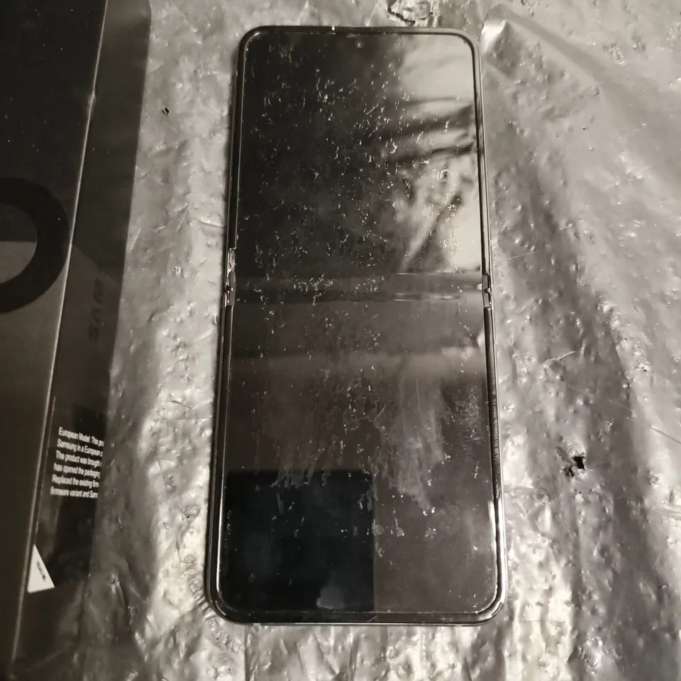 SAMSUNG GALAXY Z FLIP4 SMARTPHONE IN LAVENDER