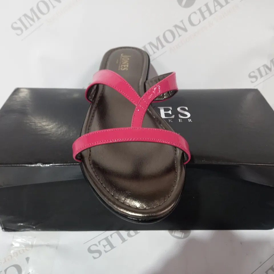 BOXED PAIR OF JONES KLEVINA 1 OPEN TOE SANDALS IN HOT PINK/BRASS COLOUR EU SIZE 39