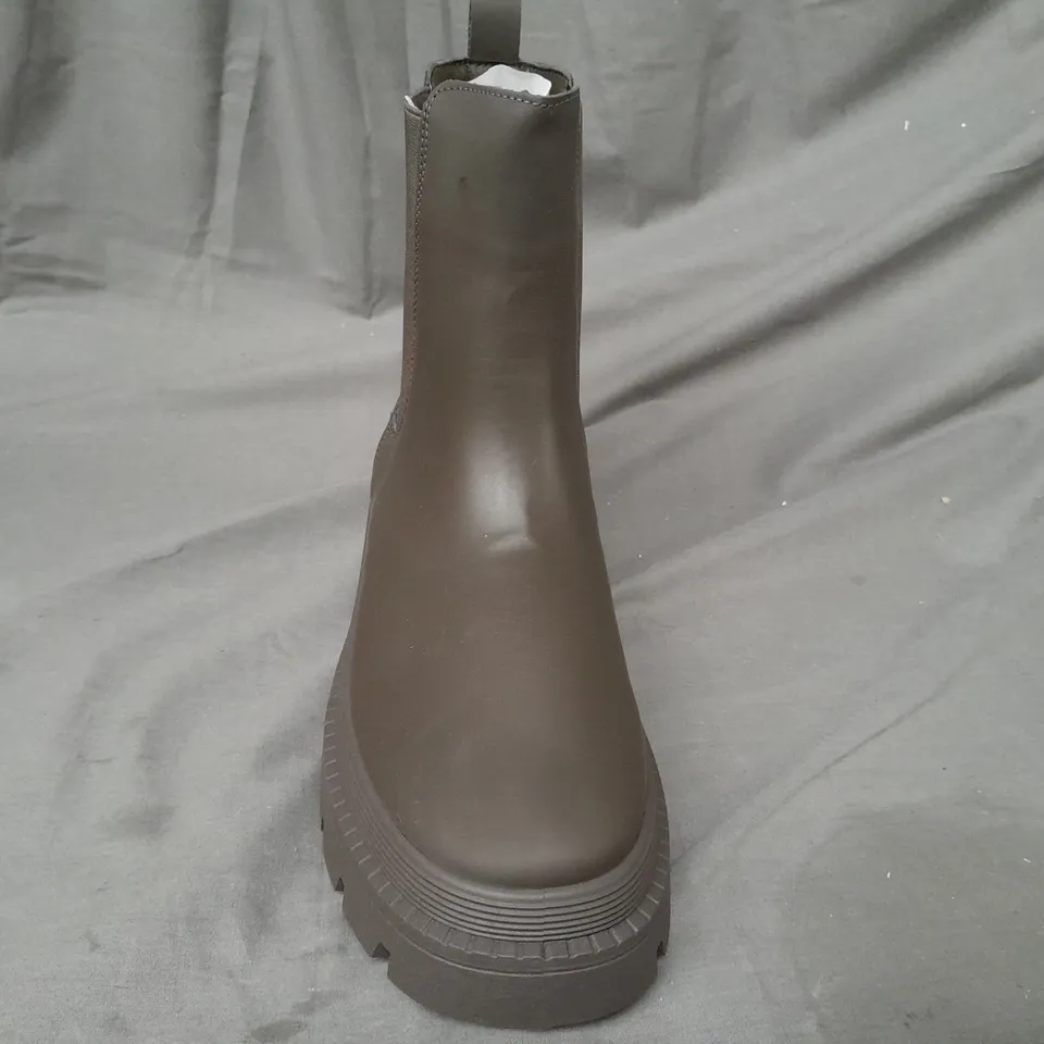 BOXED PAIR OF JUST FAB ANKLE BOOTS IN ARMY GREEN UK SIZE 8