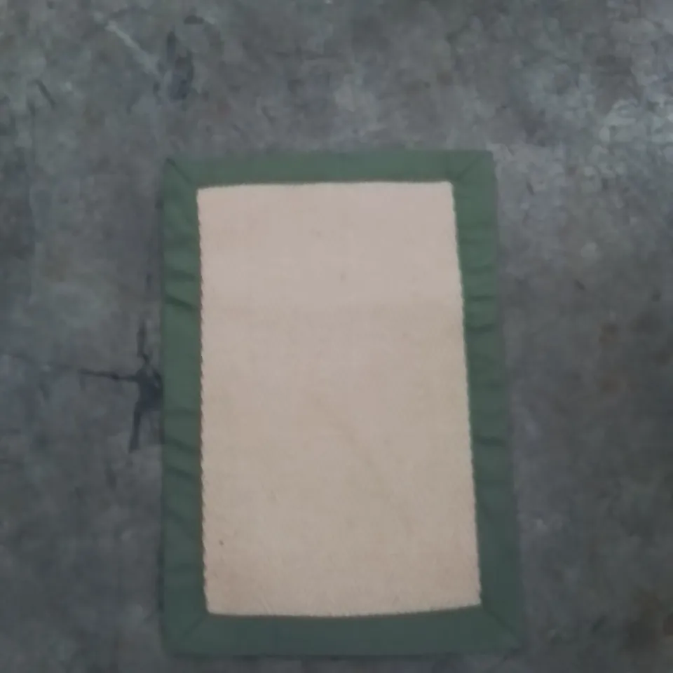 QUALITY DESIGNER AREA RUG - APPROXIMATELY 60X41CM