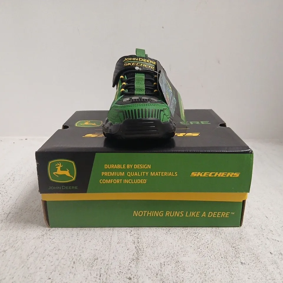 BOXED PAIR OF SKECHERS JOHN DEERE KID'S LIGHT UP TRAINERS IN GREEN/BLACK SIZE UK 10