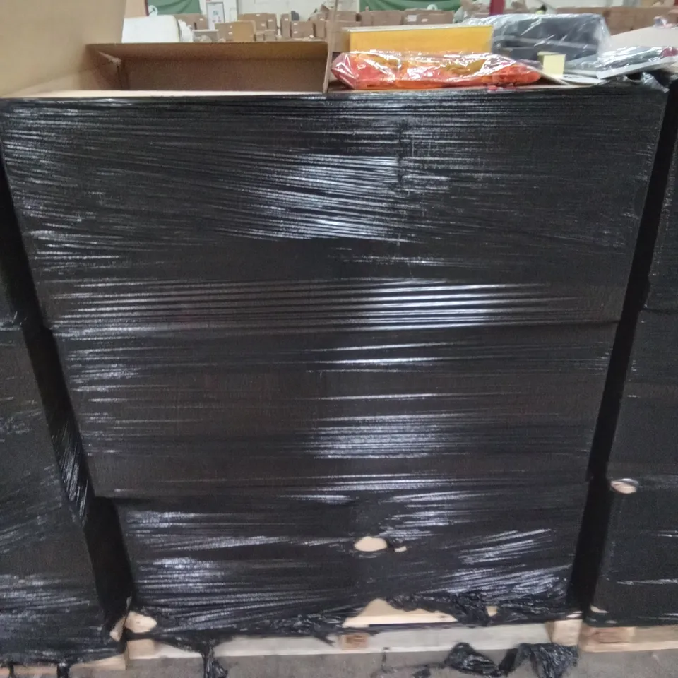 PALLET OF ASSORTED ITEMS INCLUDING  GLASS SCREEN PROTECTOR, ARTIFICAL MAPLE LEAFS, BEARD OIL, HAIR GROWTH OIL, VAHDAM HERBAL TEAS, WINTER GLOVES SET