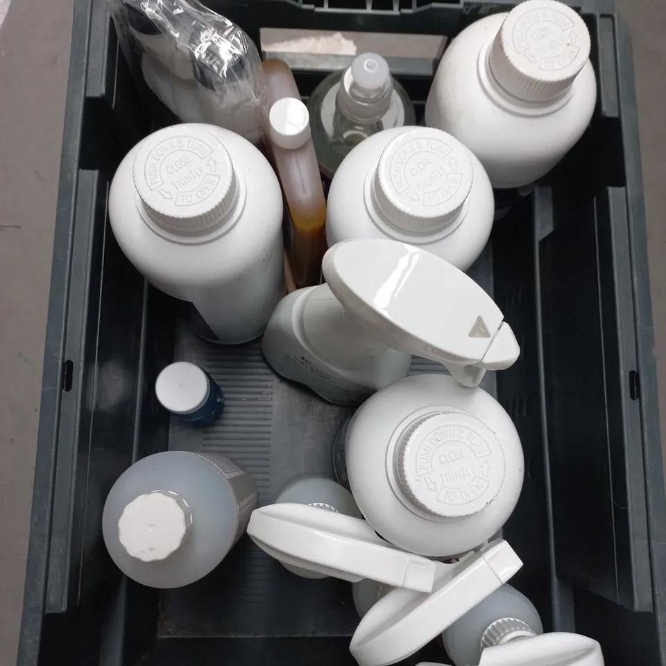 APPROXIMATELY 15 ASSORTED HOUSEHOLD LIQUIDS TO INCLUDE CIF FLOOR CLEANER, FAIRY WASHING UP LIQUID AND ULTIMATE BUG KILLER