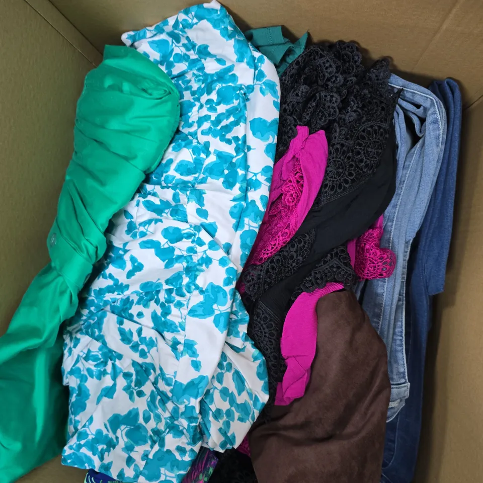 APPROXIMATELY 15 ASSORTED CLOTHING ITEMS IN VARIOUS COLOURS, STYLES AND SIZES