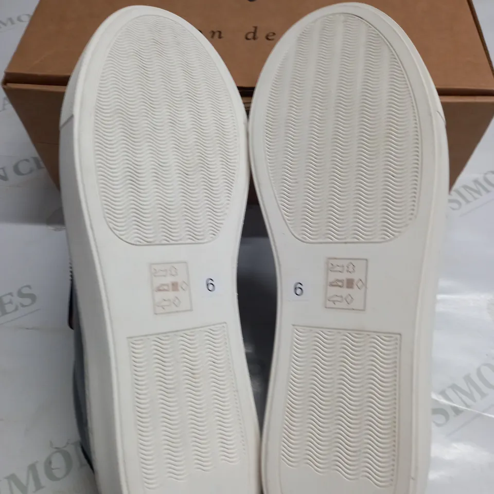 BOXED PAIR OF MAISON DE NIMES BLACK ZIP DETAIL TRAINERS - SIZE 6