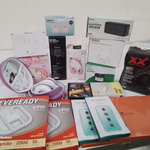 BOX CONTAINING LARGE AMOUNT OF BOXED ELECTRICAL ITEMS TO INCLUDE: HEADPHONES, PHONE SCREEN PROTECTORS, LAMPS, POWER BANKS, CHARGING CABLES, KARAOKE MICROPHONE AND LOTS MORE 