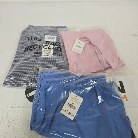APPROXIMATELY 15 ASSORTED CLOTHING ITEMS IN VARIOUS SIZES, COLOURS & STYLES