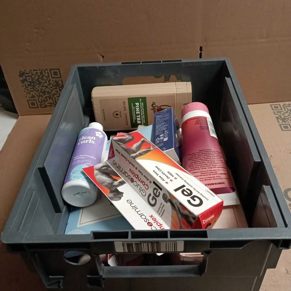 TOTE OF APPROXIMATELY 15 ASSORTED COSMETIC ITEMS TO INCLUDE GLUCOSAMINE COMPLEX GEL, DR SQUATCH BODY WASH, SOAP AND GLORY BODY LOTION, CLEAN CURLS CONDITIONER ETC