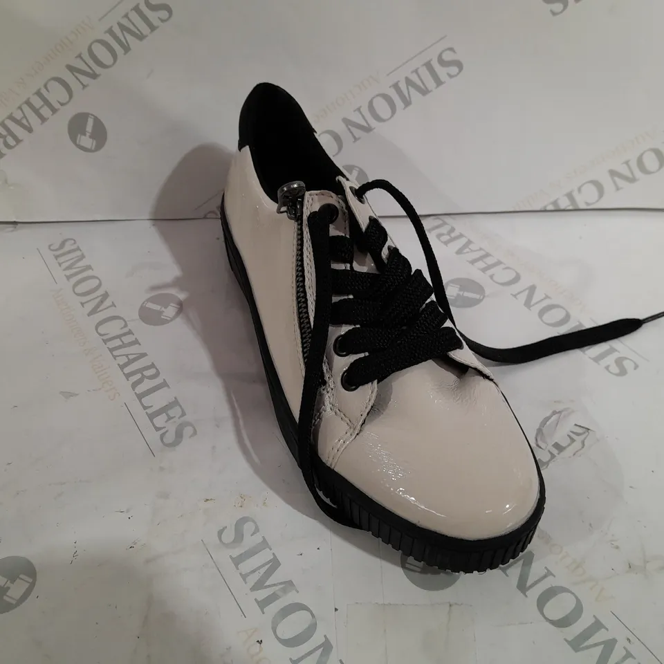 BOXED PAIR OF RIEKER TRAINERS WITH ZIP OFF WHITE SIZE 6