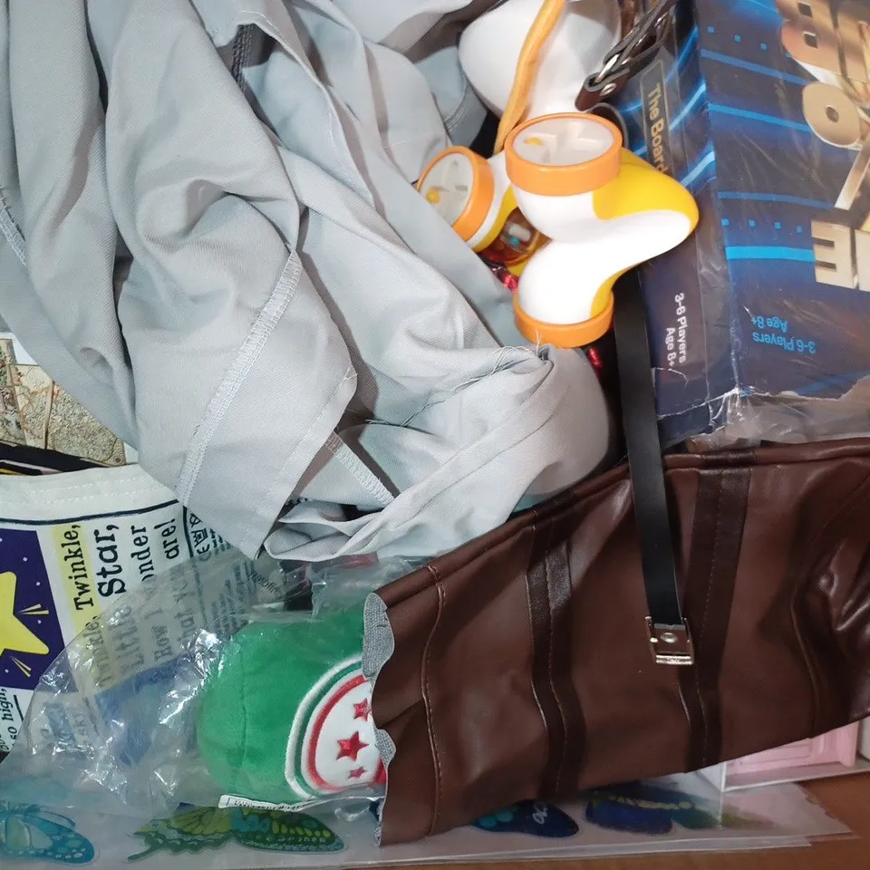 BOX OF APPROXIMATELY 20 ASSORTED TOYS AND GAMES TO INCLUDE DIGGIN' IT GOLD BAR DIG KIT, VTECH SING ALONG MICROPHONE, DESK FRIENDS CERAMIC PEN HOLDER, ETC