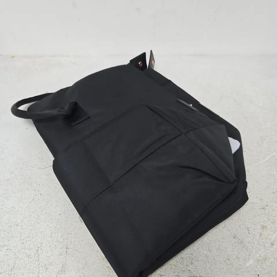 IT LUGGAGE CHARMER BLACK TRAVEL HOLDALL WITH SHOULDER STRAP 