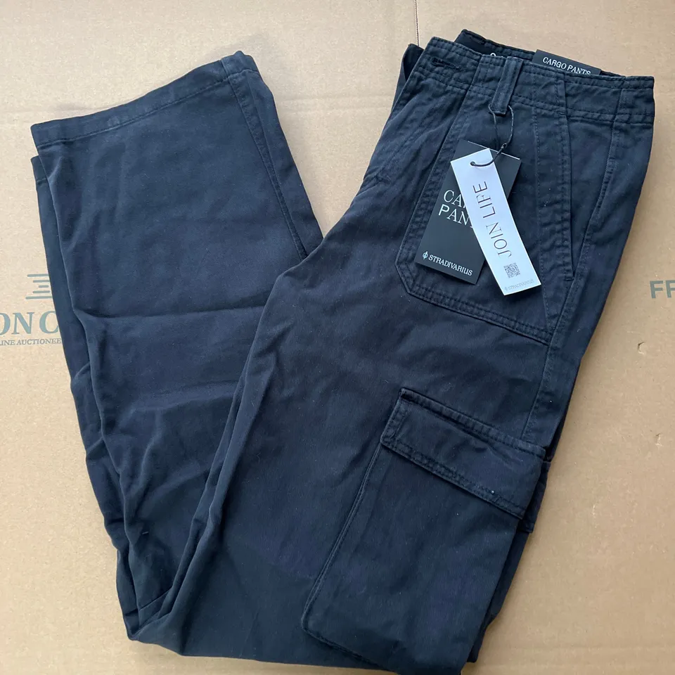 STRADIVARIUS CARGO PANTS IN BLACK SIZE 6