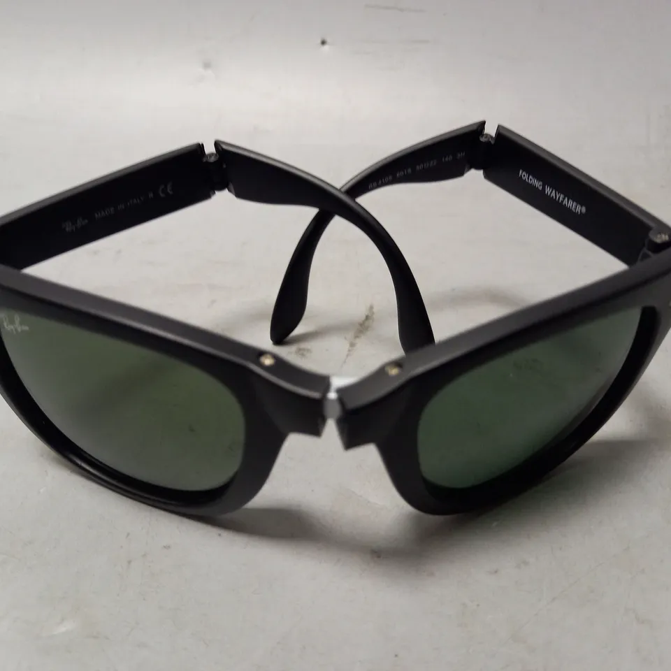 BOXED RAY-BAN FOLDING SUNGLASSES IN BLACK FRAME W. GREEN LENS