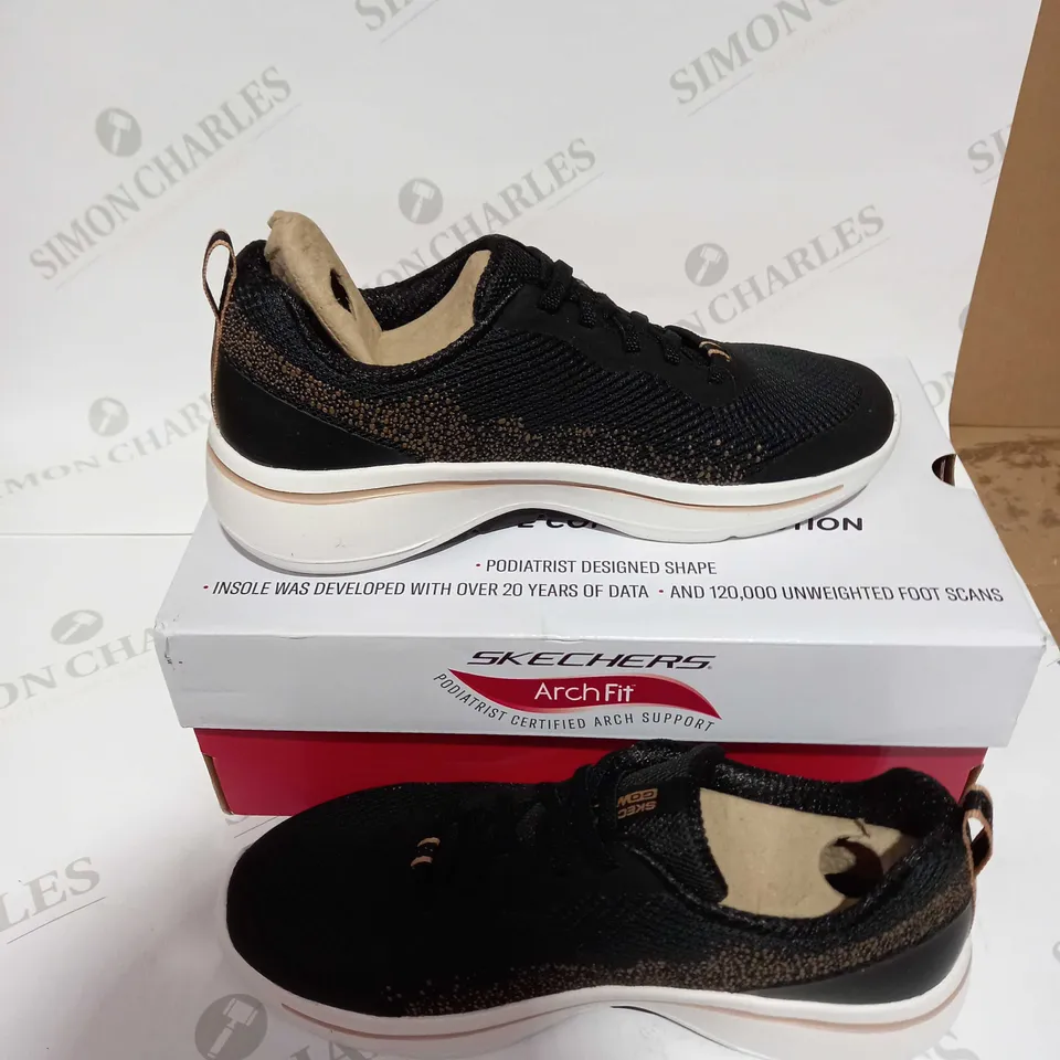 SKETCHERS GO WALK ARC SHOES - SIZE 4