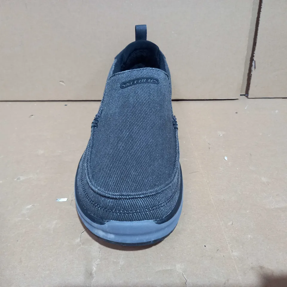 BOXED PAIR OF SKECHERS MEN'S ARCH FIT MELO CANVAS SLIP ON SHOE UK SIZE 9